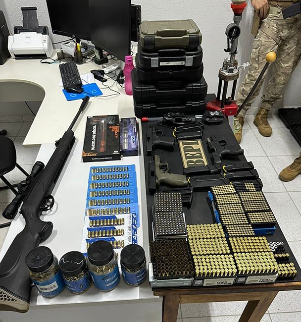 Polícia apreende arsenal de guarda municipal que matou ex e vereador em Teresina; 4 armas, carregador e munições