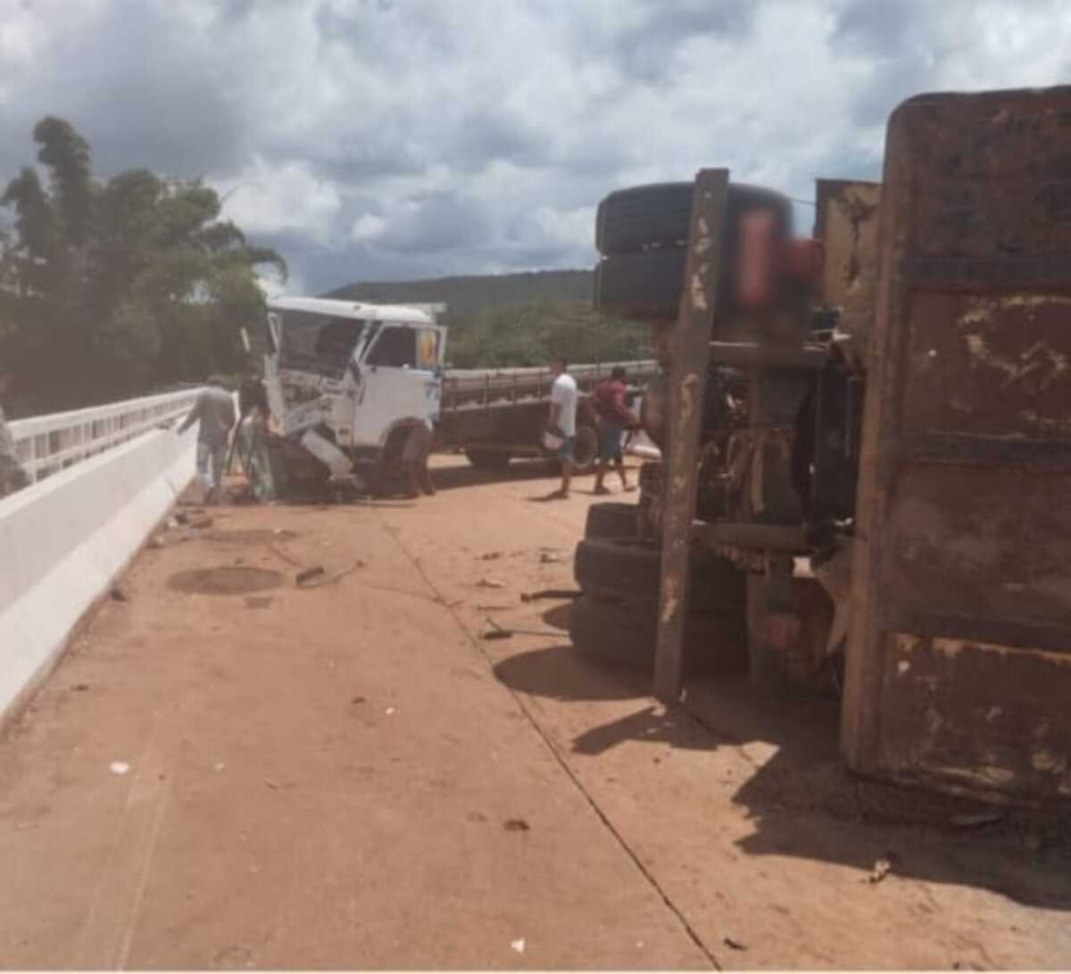 Quatro pessoas ficam feridas após caminhão perder os freios e atingir caminhonete e outro caminhão