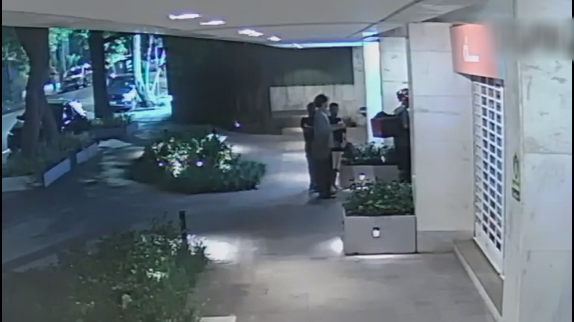 Criminoso usou disfarce de entregador durante assalto a escritório de advocacia no RS, mostram imagens