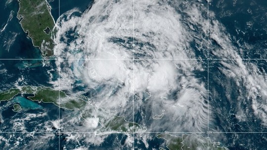 Furacão Isaías perde força, mas mantém risco de tornados nos EUA