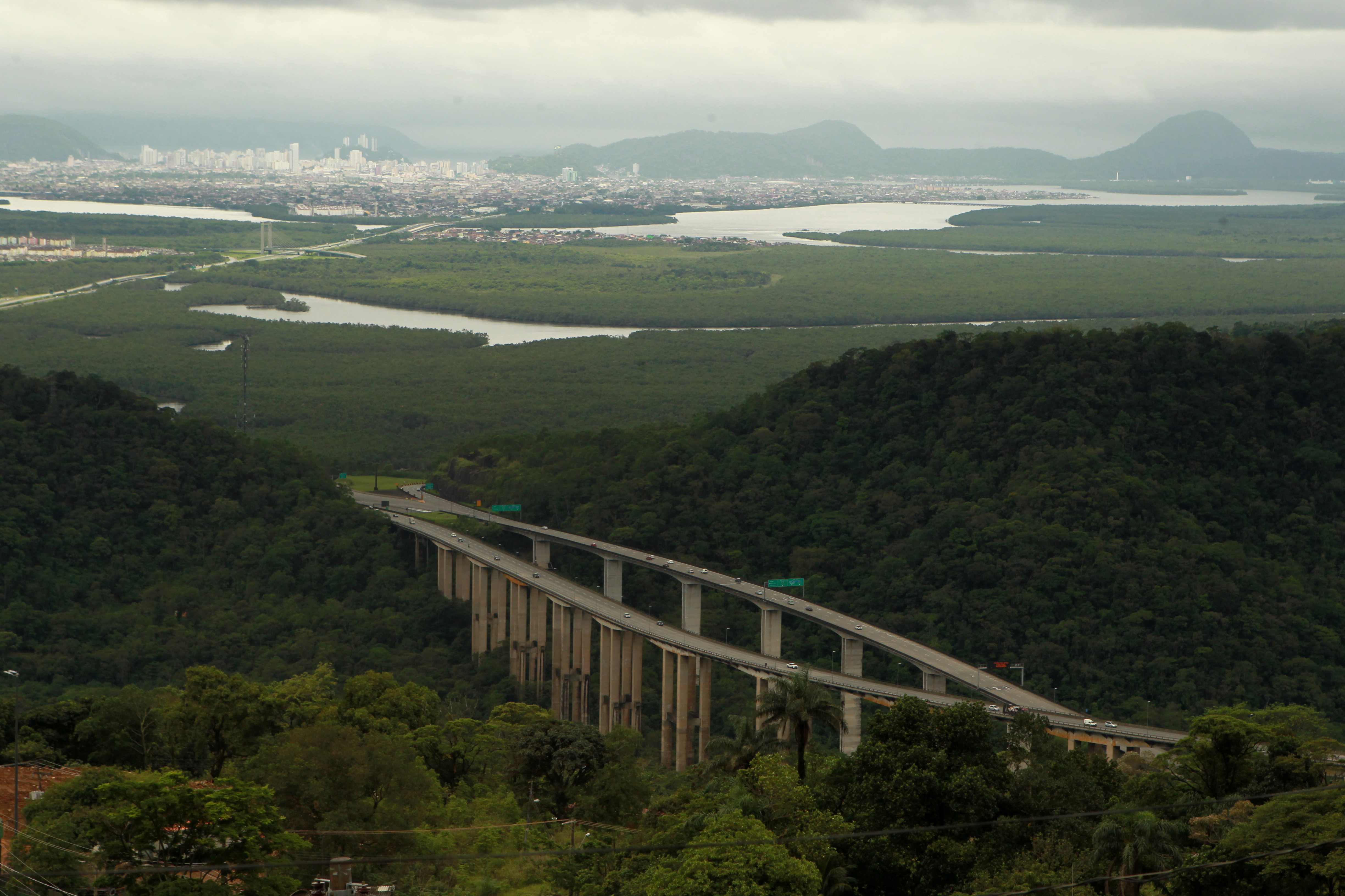 O litoral de SP é vazio? Entenda por que a região concentra apenas 4,7% da população paulista