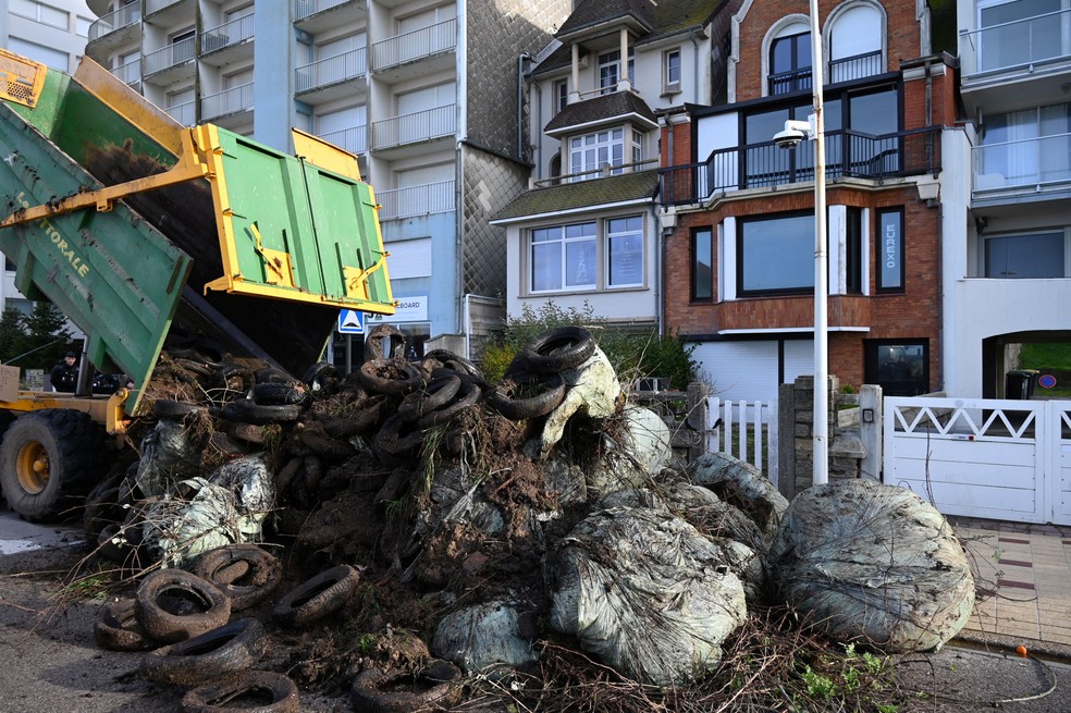 Agricultores despejam pneus e lixo em frente � casa de praia de Emmanuel Macron em Le Toquet, na Fran�a, em 19 de dezembro de 2025 &mdash; Foto: BERNARD BARRON / AFP