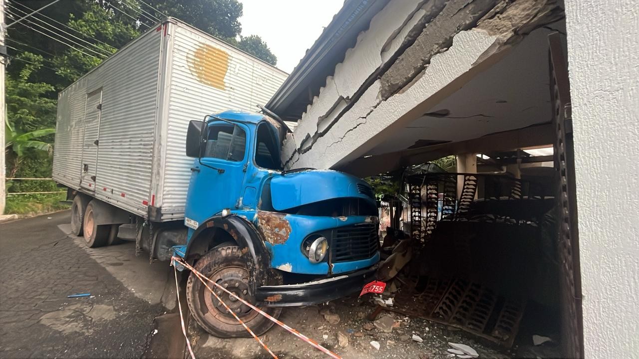 Caminhão invade residência em Várzea Paulista