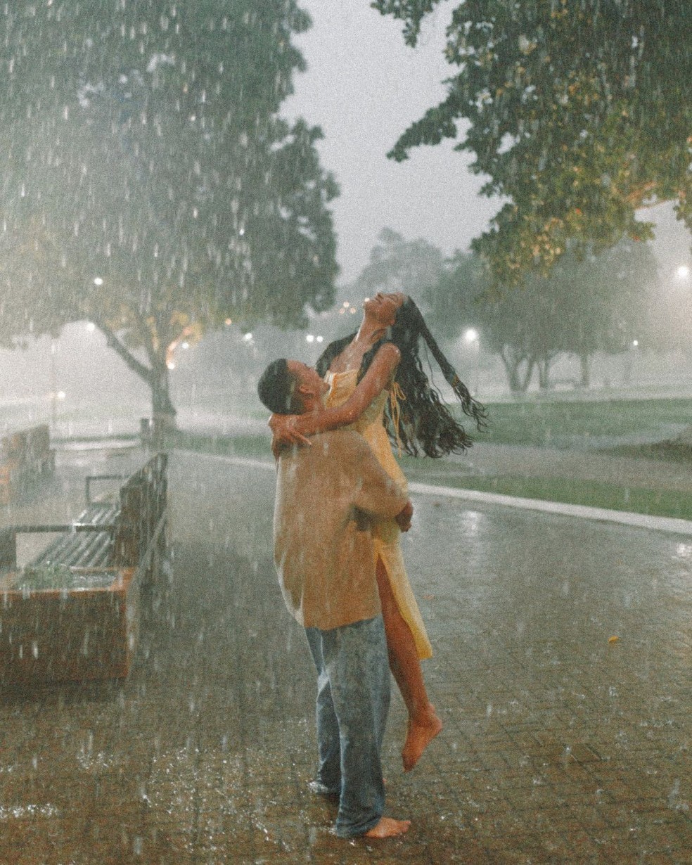 Casal Diego e Jessica no ensaio de pré wedding na chuva — Foto: Matheus Fideles