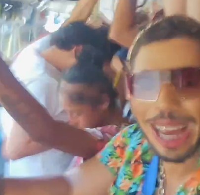 Passageiros 'fazem festa' em ônibus a caminho de bloco em BH