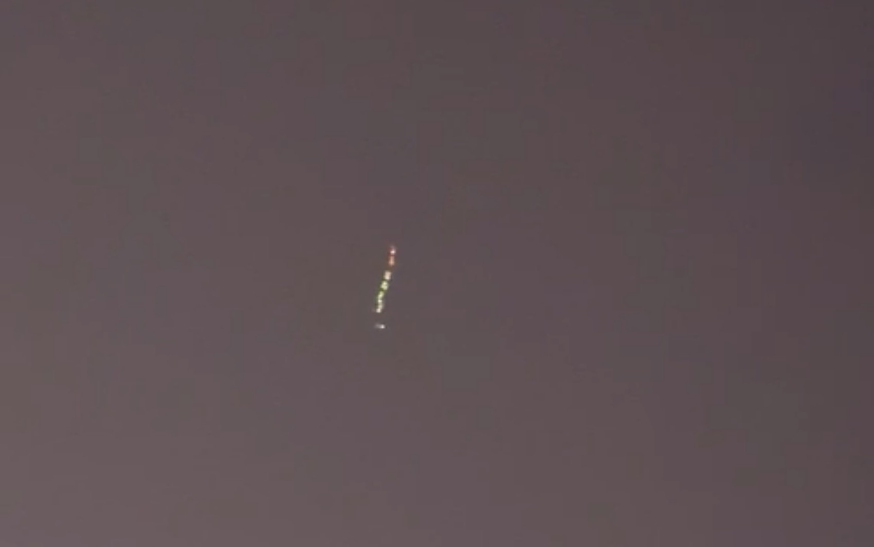 Luzes no céu de MG chamam atenção e levantam hipóteses; entenda possível explicação