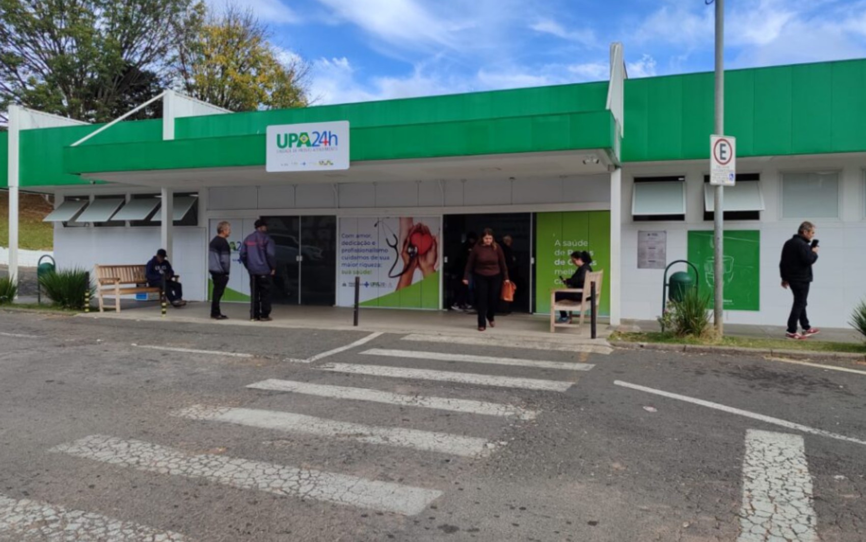 Homem é socorrido pelo Samu após confundir colírio e pingar cola instantânea no olho em Poços de Caldas, MG