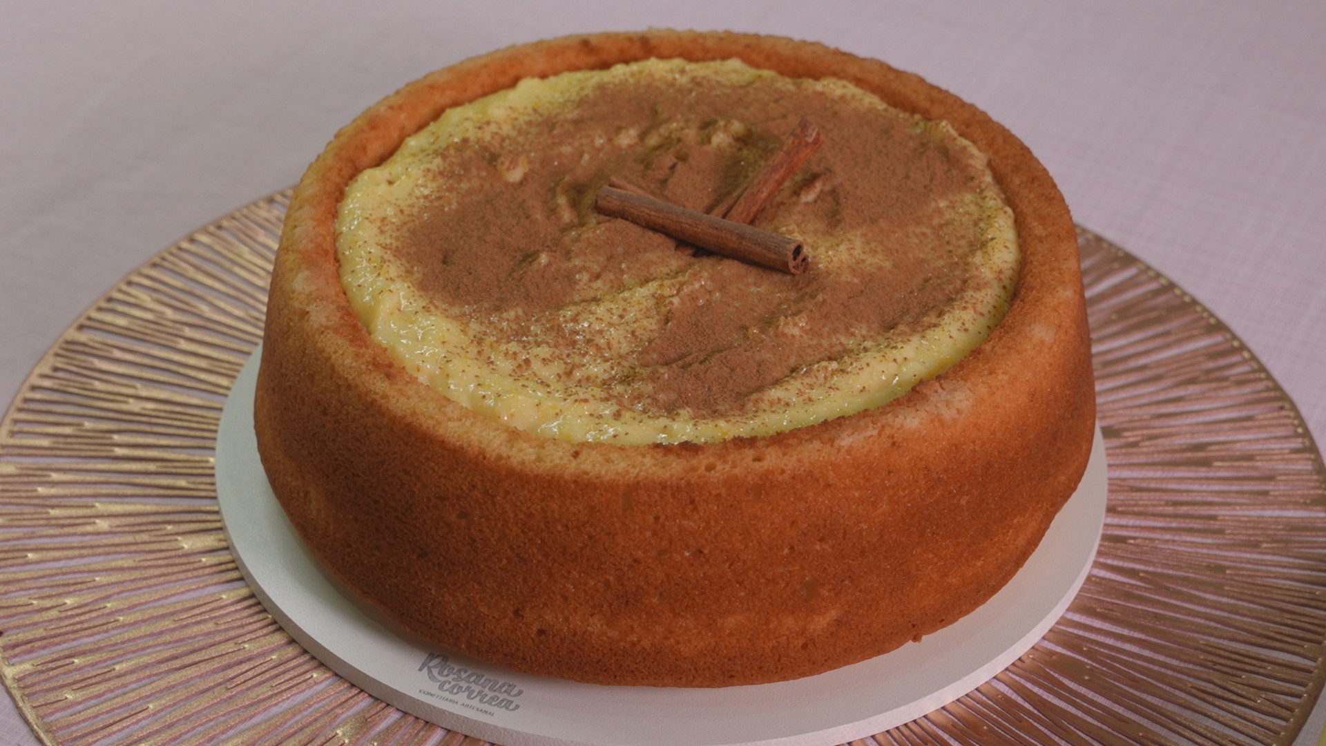 Bolo com cobertura de brigadeiro de milho: aprenda receita versátil