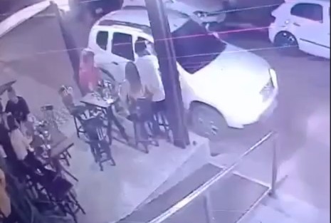 Casal é assassinado a tiros em restaurante de Vitória de Santo Antão, na Zona da Mata; VÍDEO