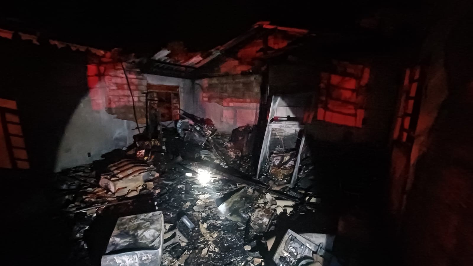 Mulher é encontrada morta em casa destruída pelo fogo em SC