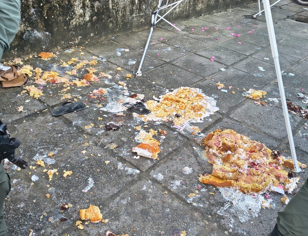 Barraca de bolos é destruída por casal em Olinda — Foto: Reprodução/Whatsapp