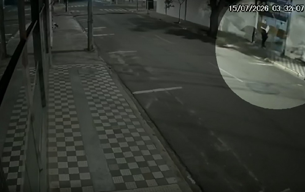3 de 6
C&acirc;meras de seguran&ccedil;a flagraram a a&ccedil;&atilde;o dos criminosos durante roubo na madrugada desta quarta-feira (15) &mdash; Foto: C&acirc;mera de seguran&ccedil;a