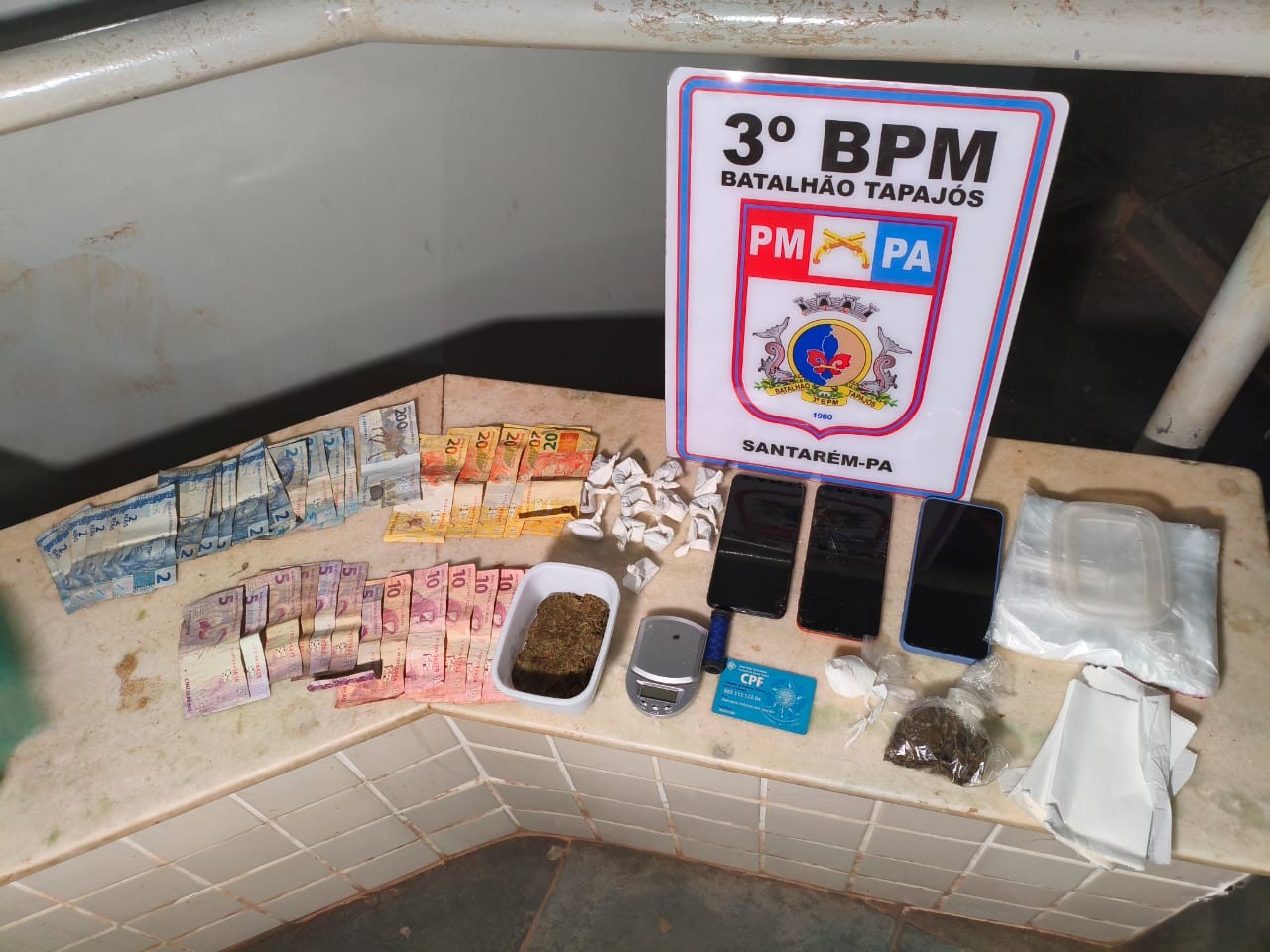 Suspeito de tráfico é preso pela Polícia Militar no bairro Prainha