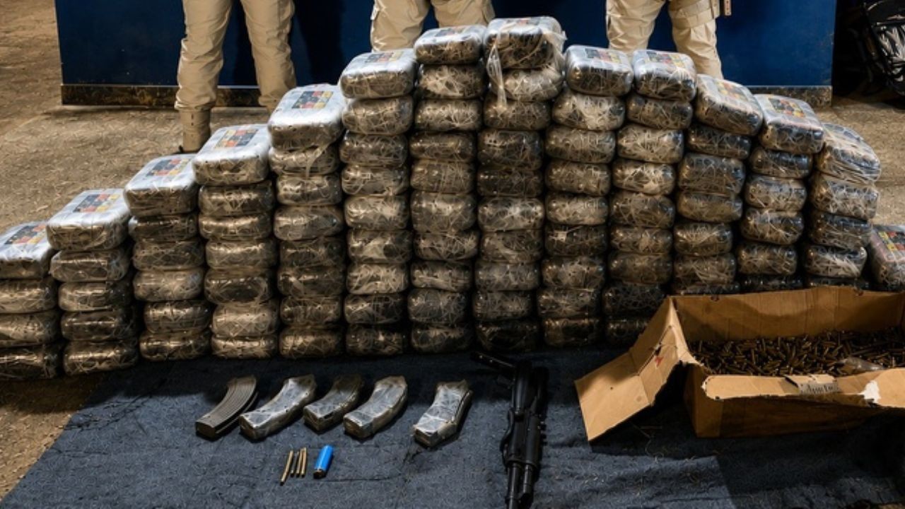 PRF prende três pessoas após interceptar caminhonete com 100 kg de maconha no AM
