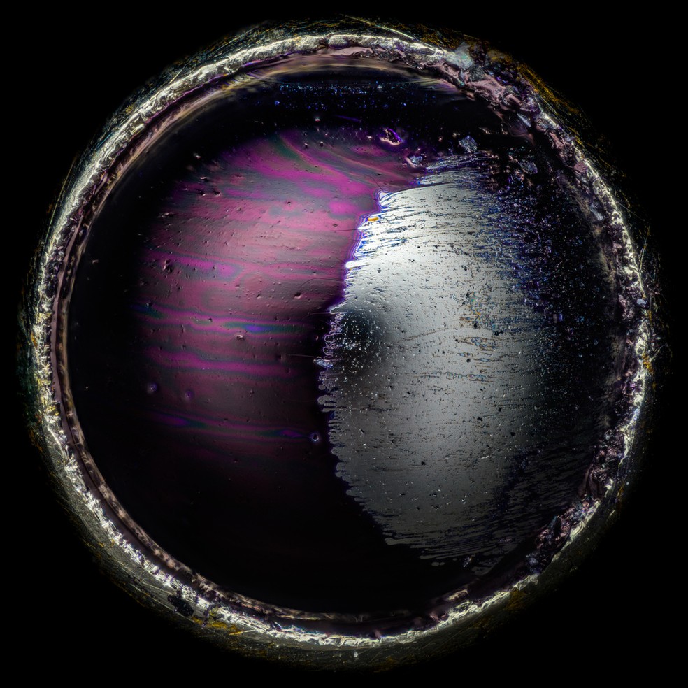 4º lugar: Ponta de uma caneta esferográfica vista ao microscópio. — Foto: Justin Theodore Benttinen/Nikon Small World