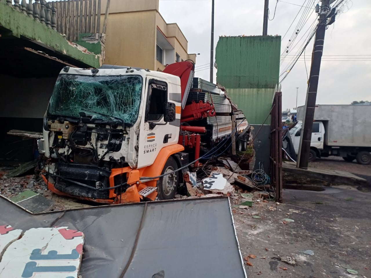 Caminhoneiro tem mal súbito, perde controle e acerta carros e lojas em Ponta Grossa, diz PRF