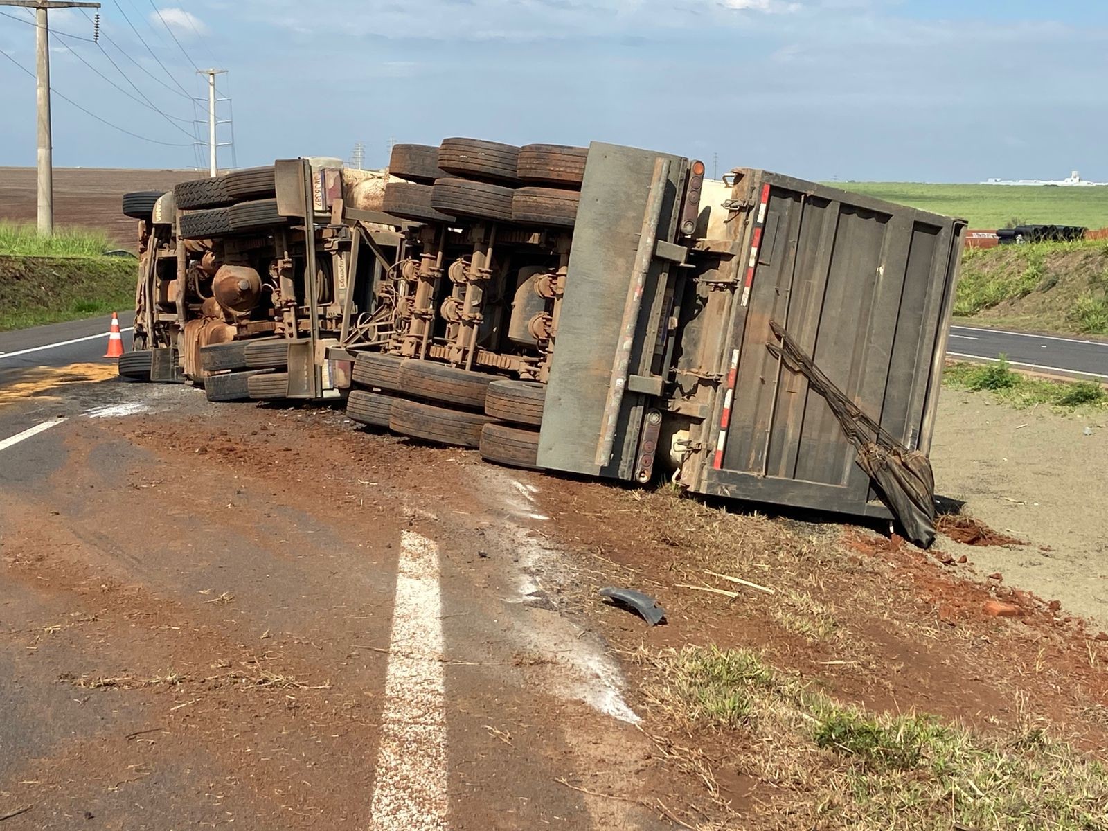 Carreta carregada com pedras tomba no Anel Viário de Piracicaba e interdita duas faixas