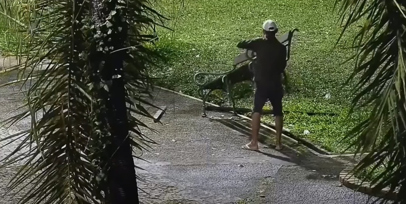 Homem é preso após arrancar e tentar levar banco de praça em Belém