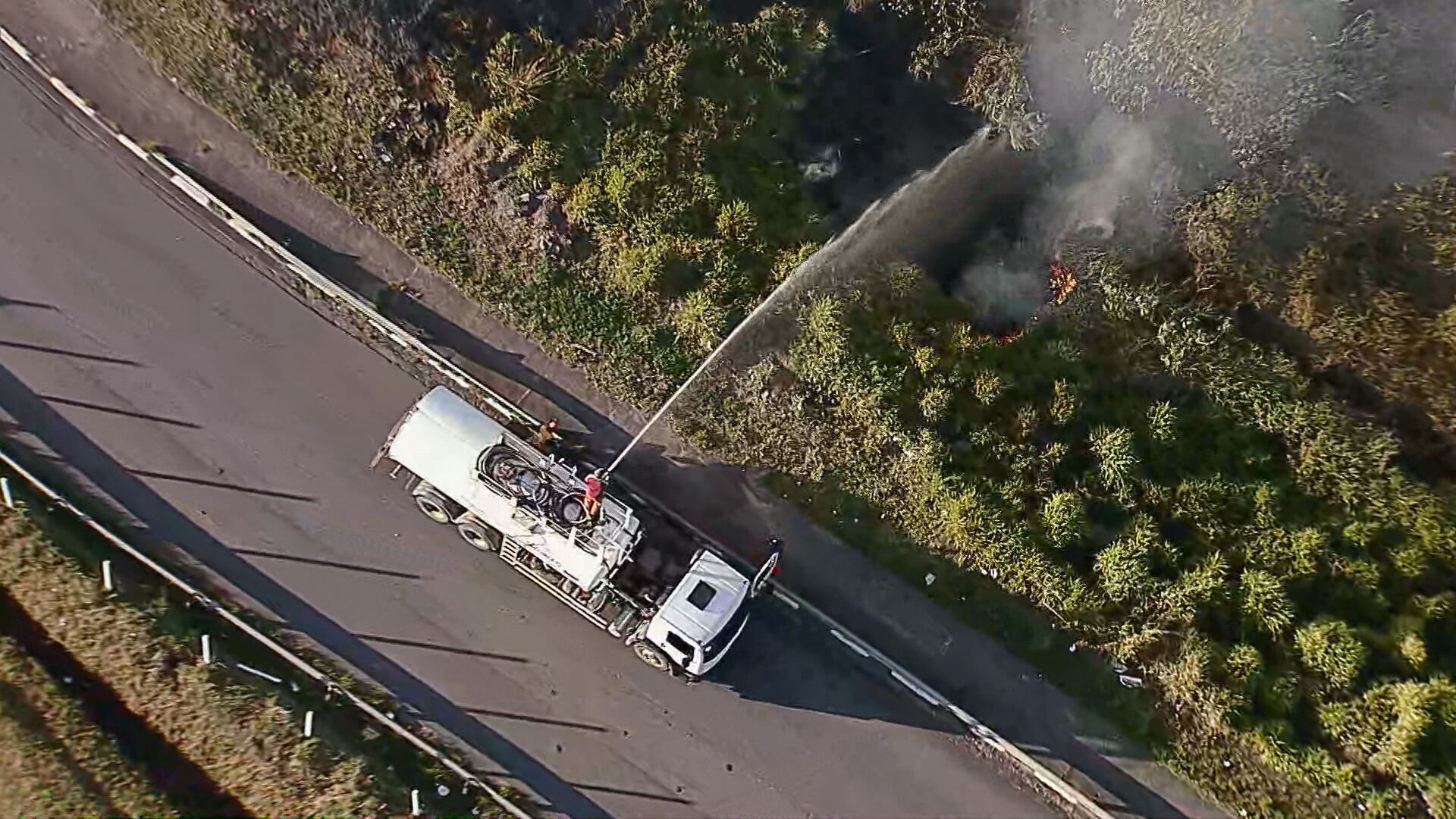 Incêndio bloqueia faixa do Rodoanel na região de Embu das Artes, na Grande SP