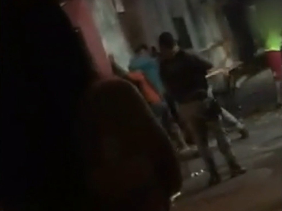 Policial militar agride homem com cadeira de madeira em conveniência — Foto: Reprodução