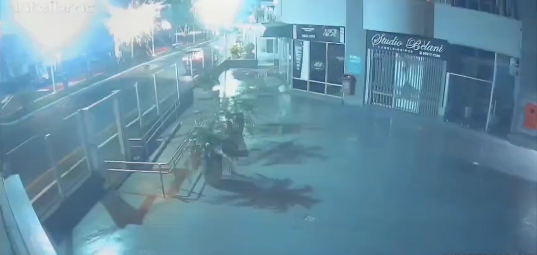 VÍDEO: carro bate contra poste e deixa área do Centro de Florianópolis sem luz