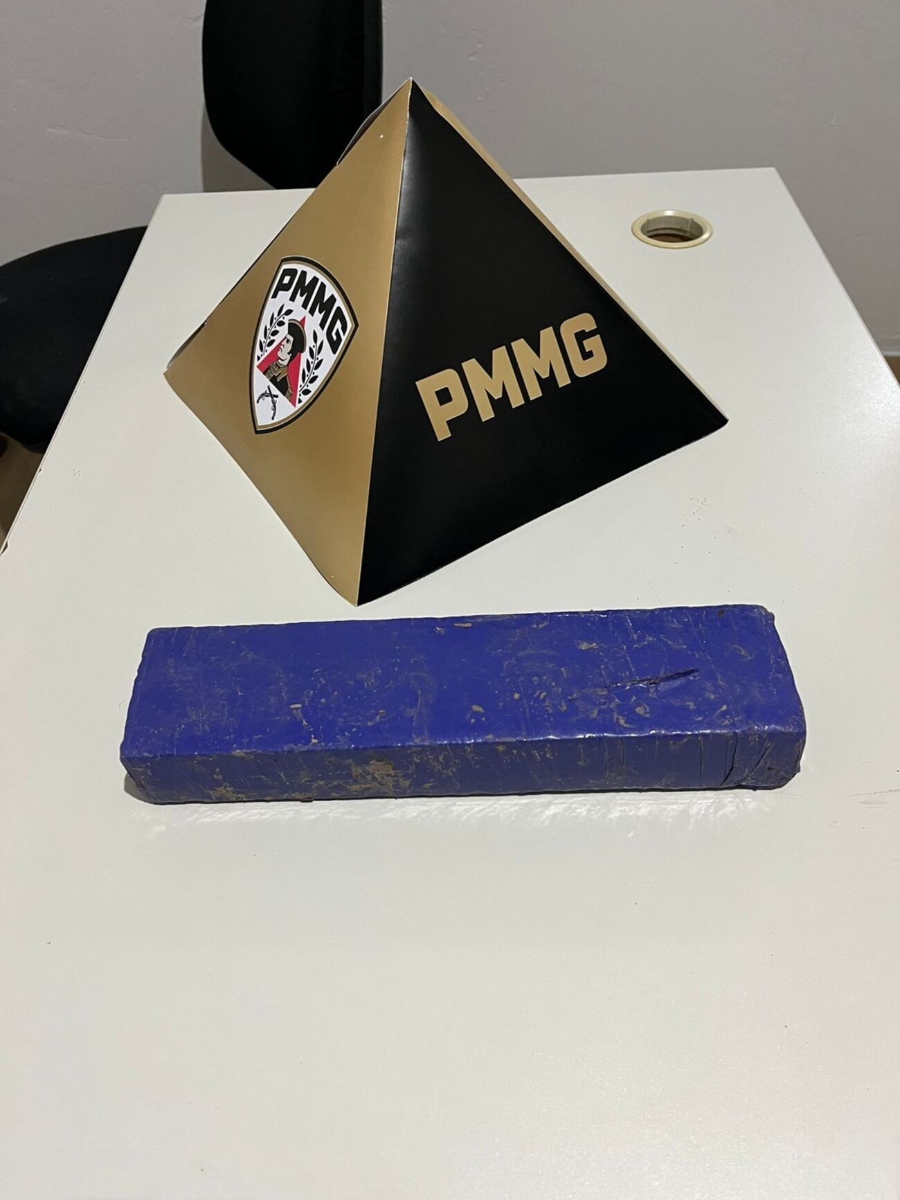 Barra de maconha é encontrada escondida em buraco tampado com folhas de bananeira em MG