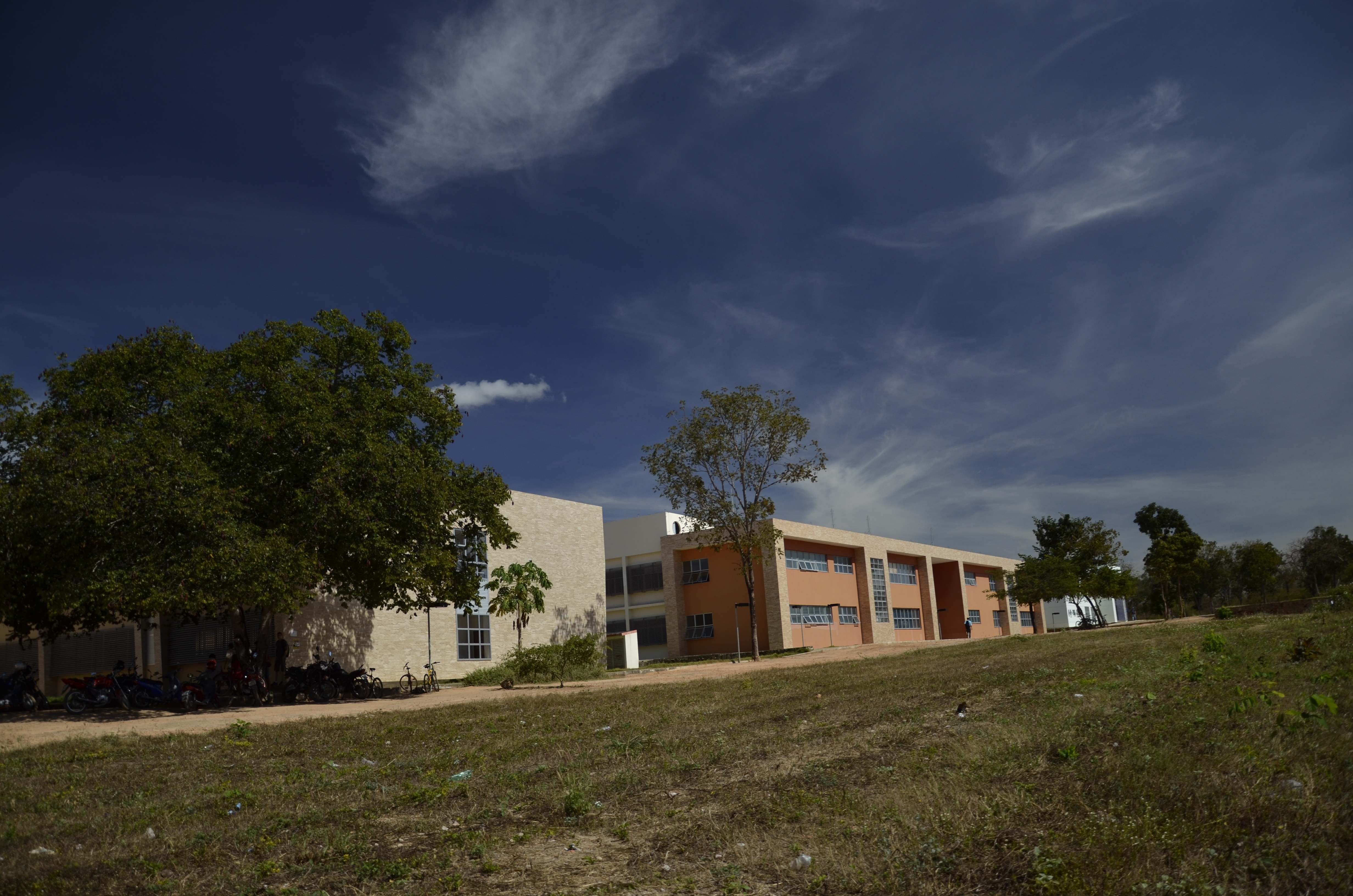 Ufob anuncia processo seletivo para professores substitutos com salários que chegam a R$ 6,3 mil