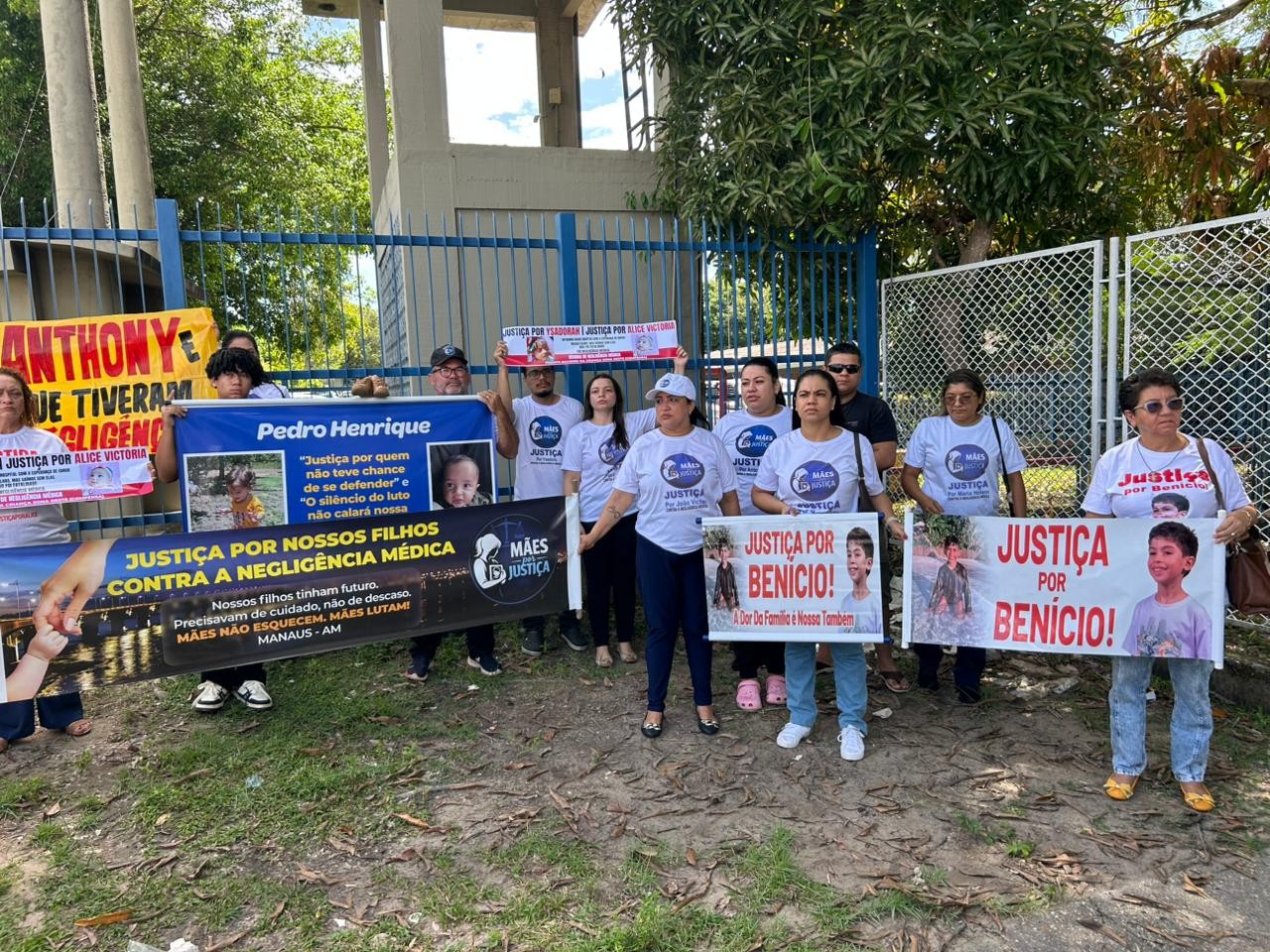 Protesto cobra responsabilização por mortes de crianças em hospitais públicos e particulares no AM