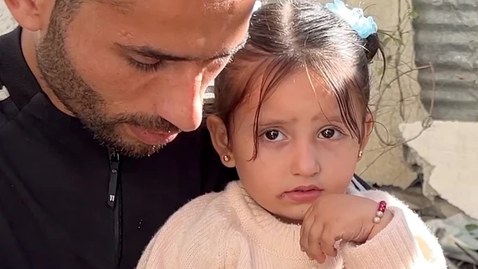 A BBC encontrou Julia e o pai, Mohammed, na cidade de Gaza. — Foto: BBC