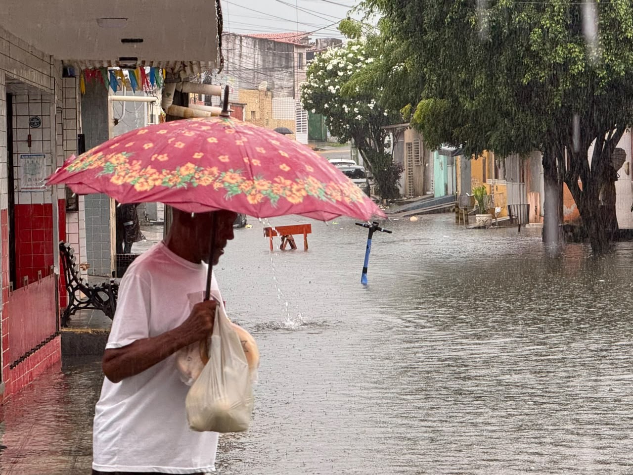 Ruas ficam alagadas após chuvas em Natal