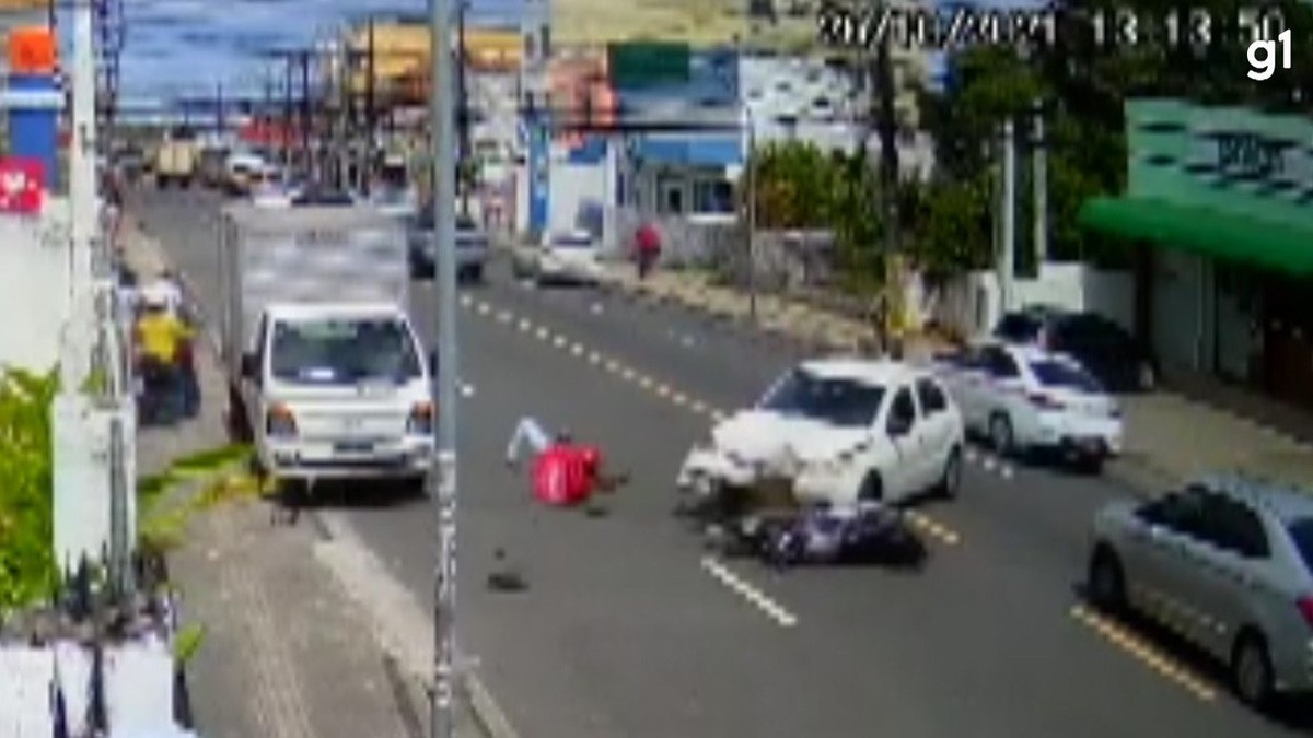 V Deo Motociclista Arremessado Ap S Batida Com Carro Na Ba Levanta