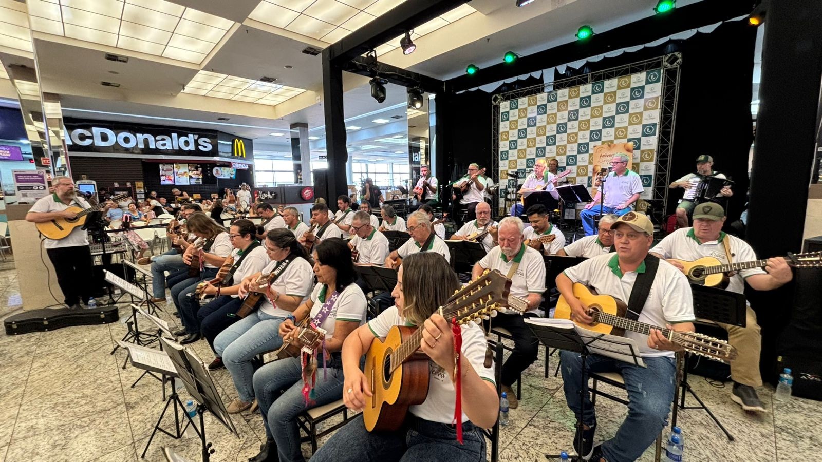 Orquestra de Violeiros celebra aniversário da cidade no Pátio Limeira Shopping