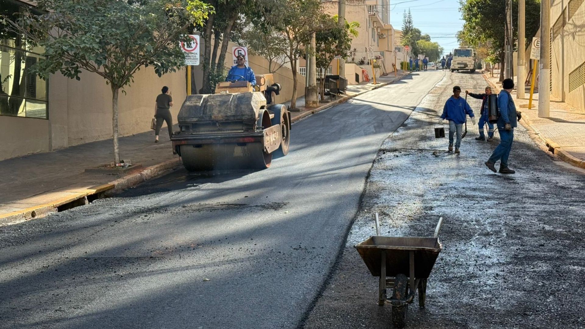 Rua Rodrigo Romeiro recebe pavimentação após vazamentos e cratera engolir carros em Bauru
