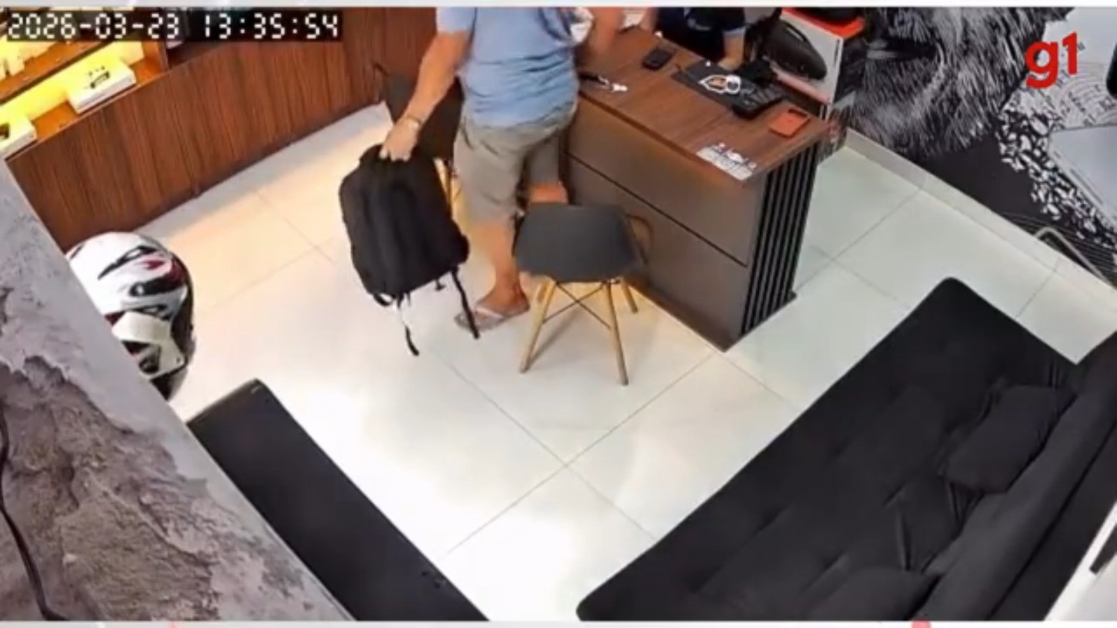 VÍDEO: Criminosos roubam loja de celulares e fogem após troca de tiros em Nanuque