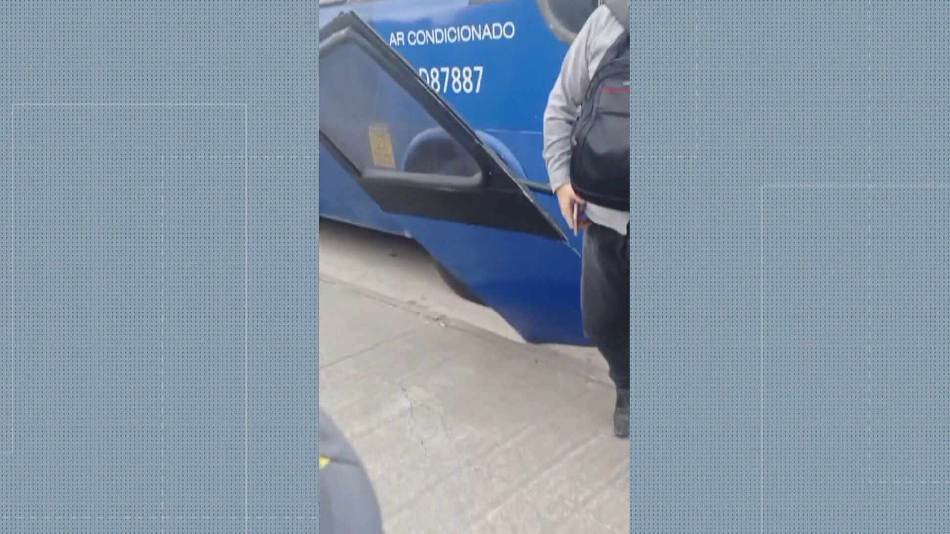 Porta de ônibus cai, e passageiros descem na Avenida Brasil