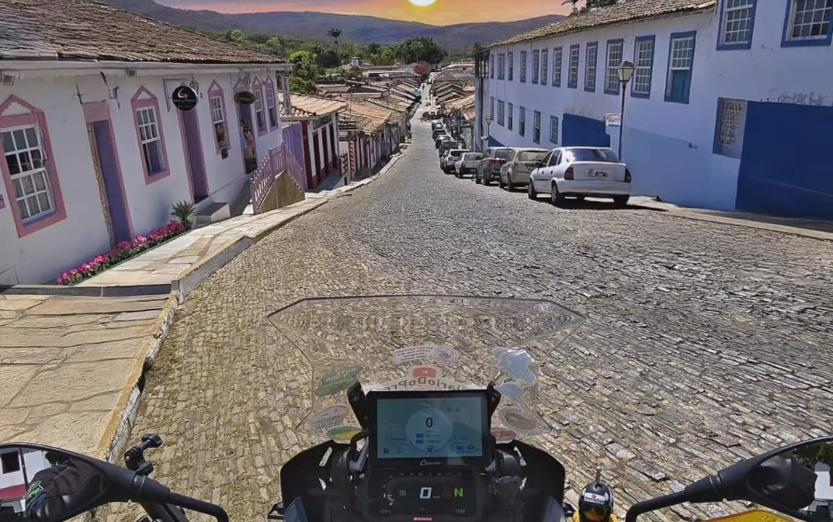 Cachoeiras, trilhas e eventos: conheça roteiros turísticos para se fazer de moto em Goiás