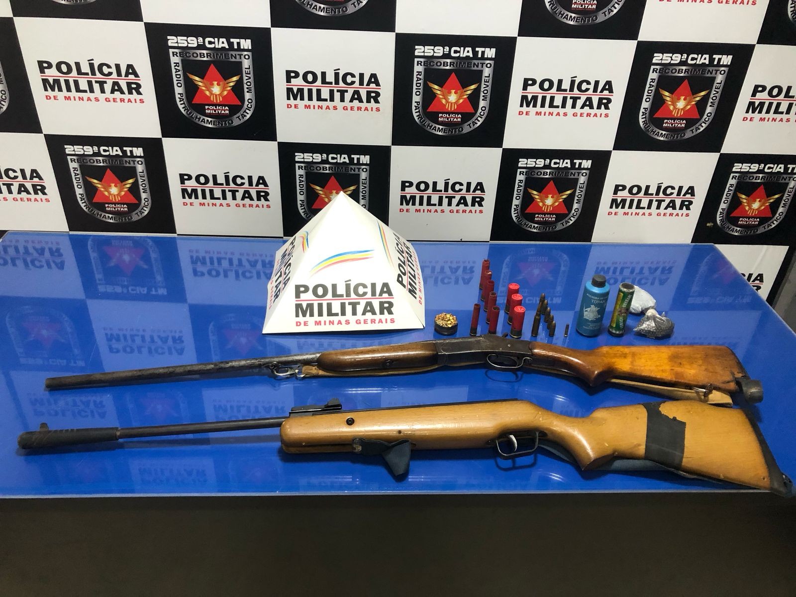 Ao ser questionada por policiais se marido fez disparo em via pública, mulher diz que ele atirou em pato que atacava galinhas