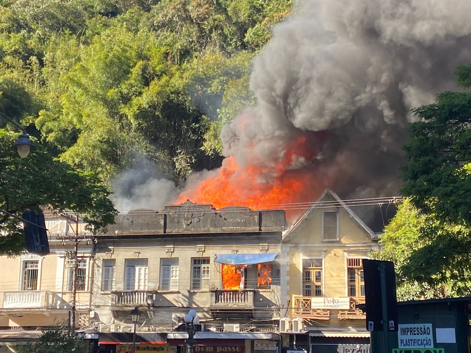 Incêndio destrói loja em casarão histórico em Petrópolis, no RJ | Rádio Net  Love HD