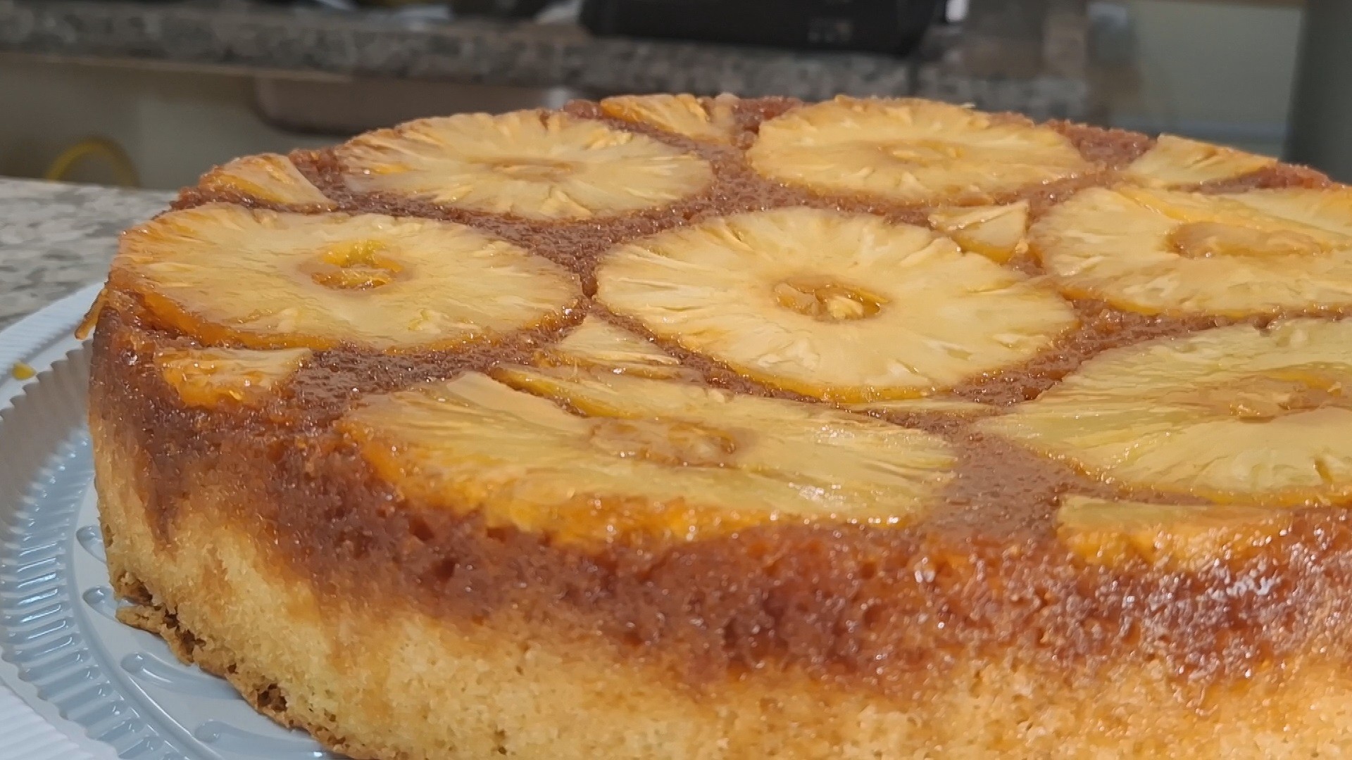 Bolo invertido de abacaxi: aprenda receita e segredo para desenformar sem errar