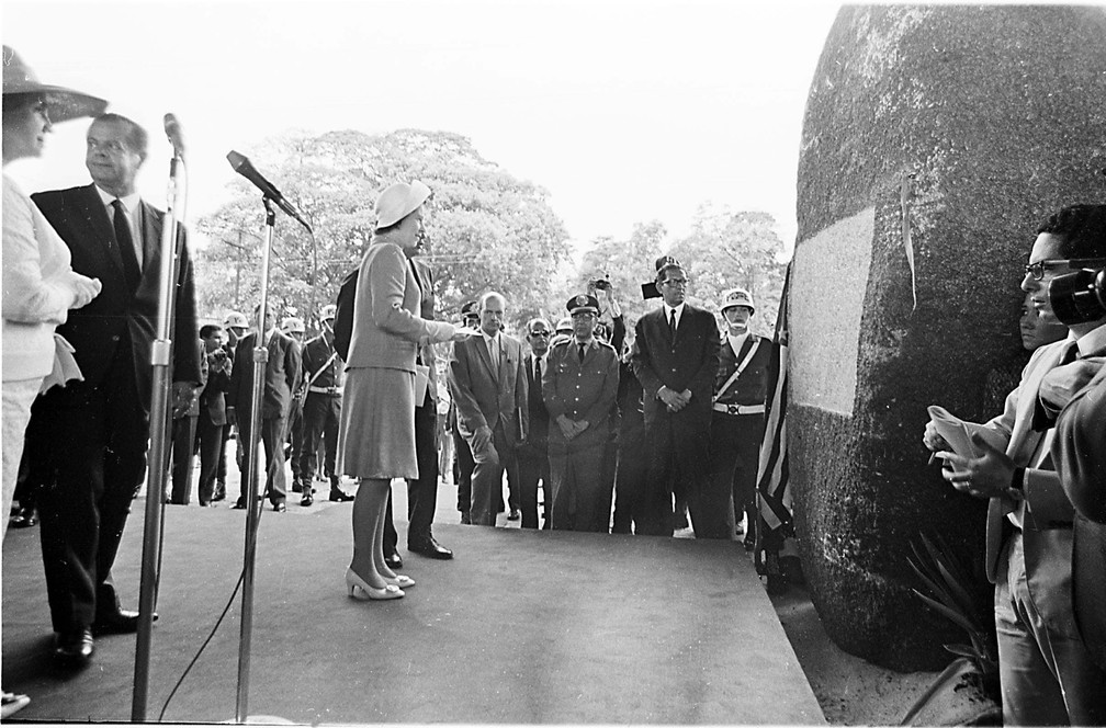 A rainha da Inglaterra, Elizabeth II , durante visita ao Museu de Arte de São Paulo (MASP), no dia da inauguração da nova sede da instituição, na Avenida Paulista, região central de São Paulo, em novembro de 1968 — Foto: Estadão Conteúdo/Arquivo