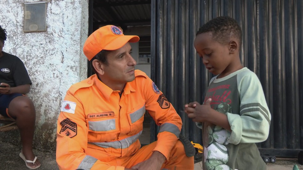 Menino resgatado de deslizamento reencontra bombeiro em Juiz de Fora