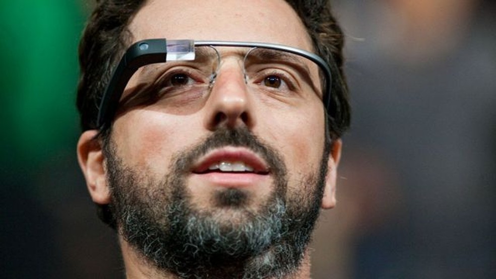Cofundador do Google, Sergey Brin, com seu Google Glass — Foto: GETTY IMAGES via BBC