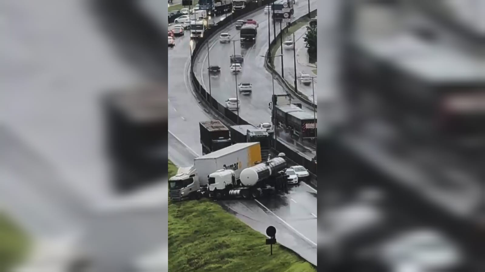 Acidente interdita sentido Sul da BR-101 em Itapema, SC