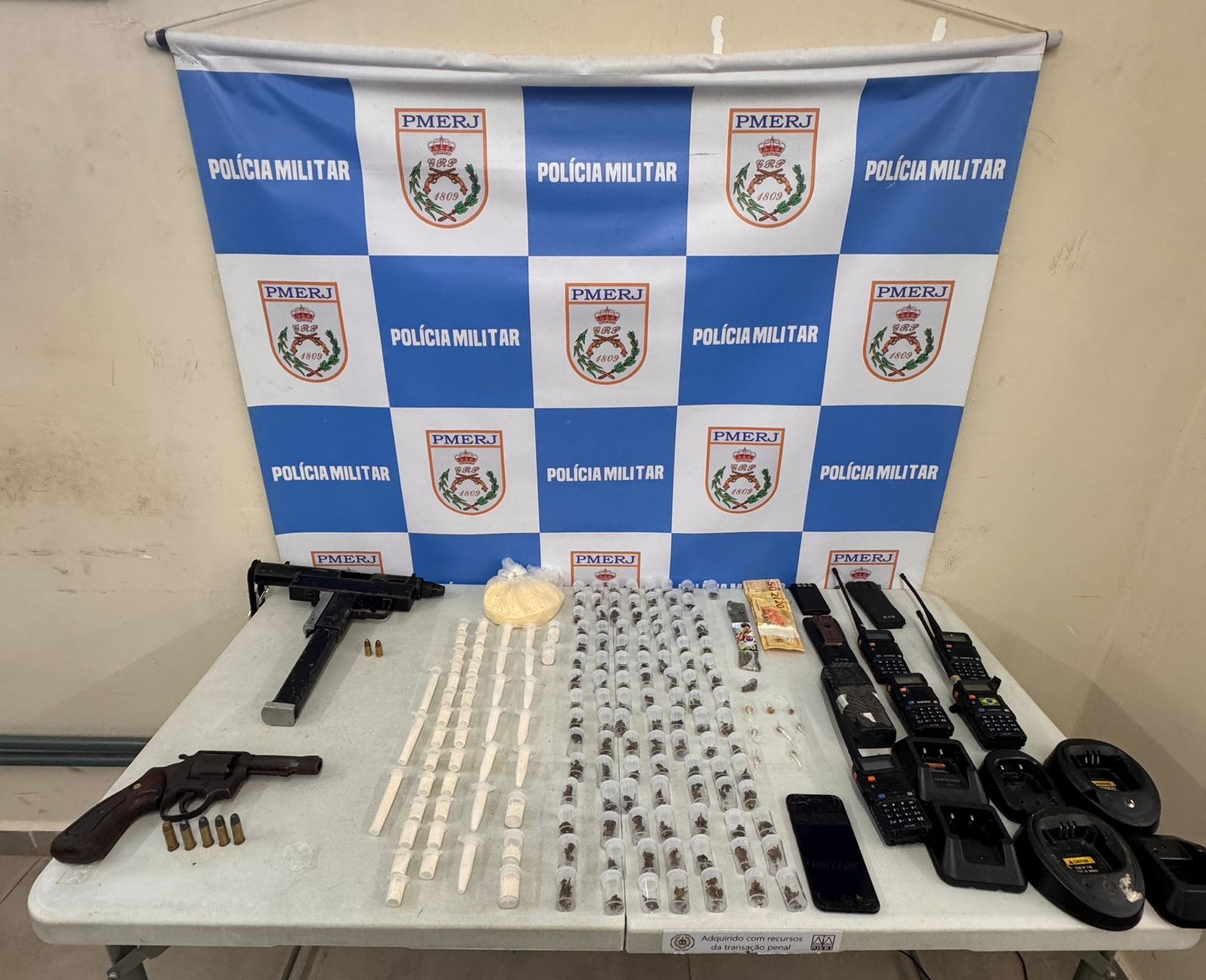 Homem é preso e metralhadora, revólver e drogas são apreendidos durante operação em Volta Redonda