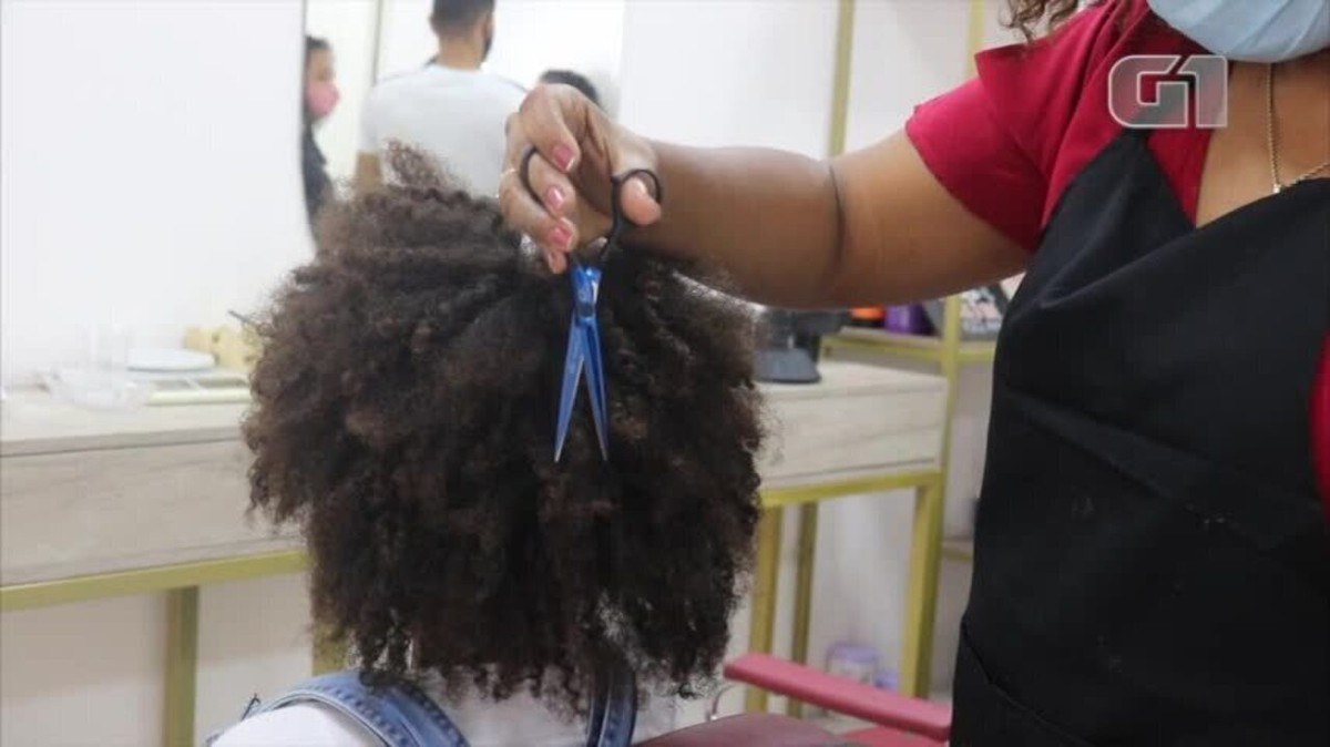 Menina de 10 anos se recusa a alisar cabelo e faz vídeo para