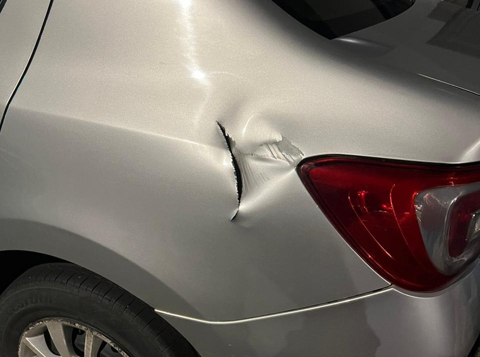 Parte atingida pelo machado, no carro da segunda vítima identificada — Foto: Polícia Militar/Divulgação
