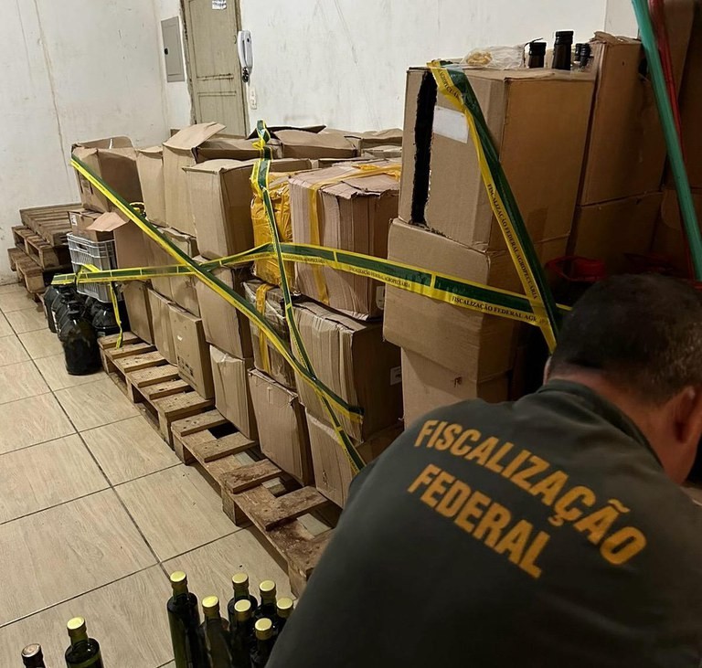 Ministério da Agricultura apreende 6 mil garrafas de azeite de oliva falso e 28 toneladas de feijão com impurezas em SP