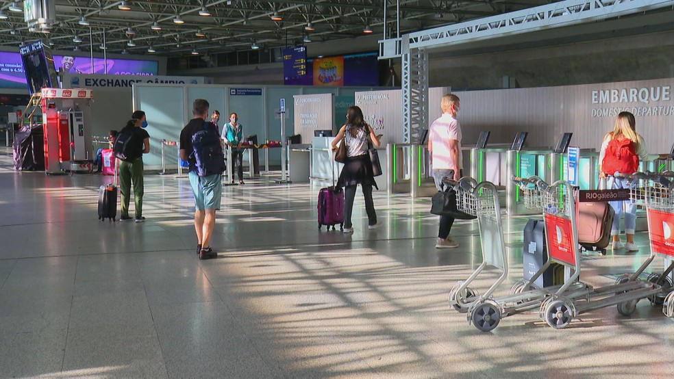 Passageiros no Aeroporto Internacional Tom Jobim, o Galeão  — Foto: Reprodução/TV Globo 