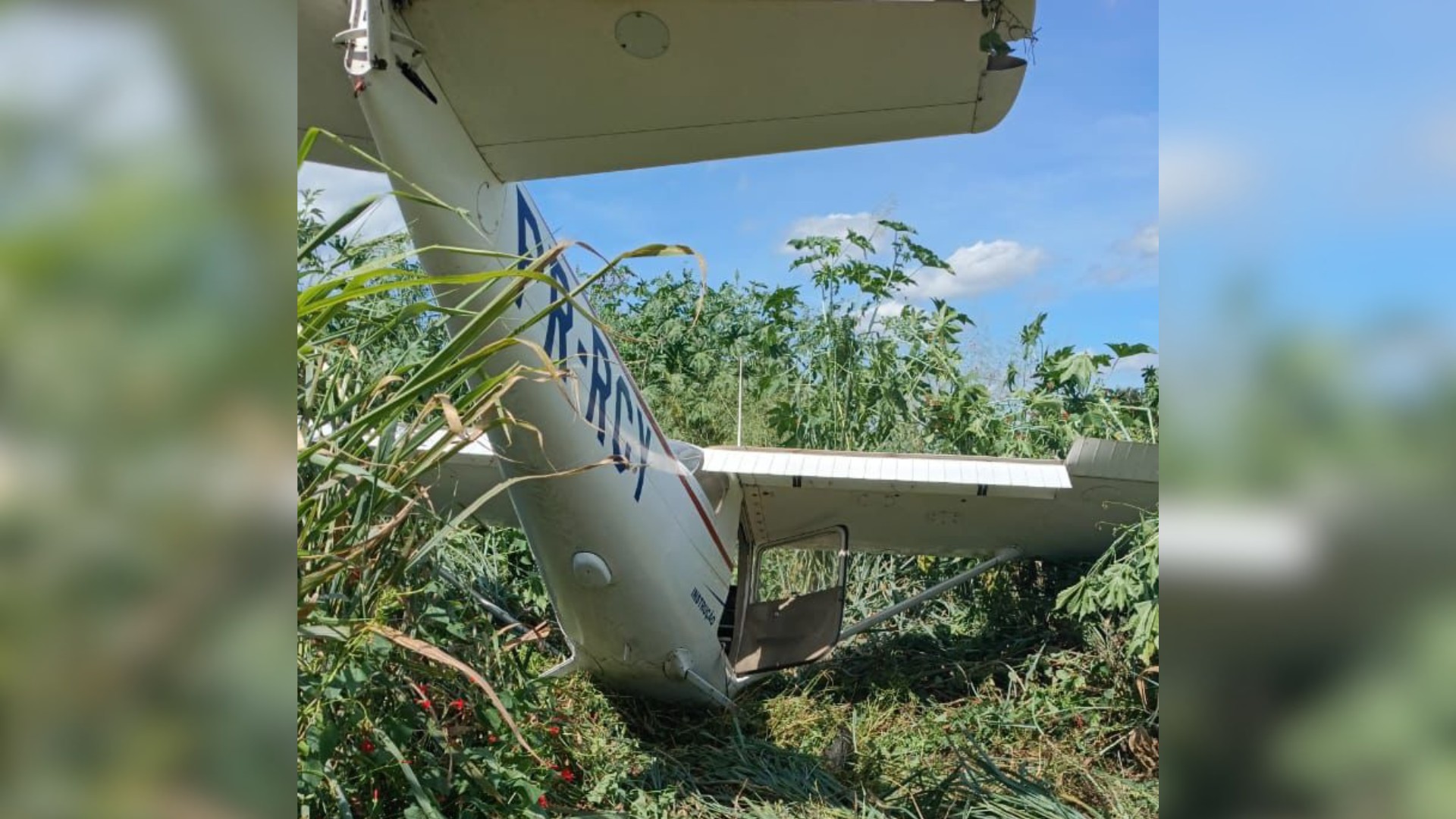 VÍDEO: Avião monomotor faz pouso forçado e para com bico no chão no interior de MG