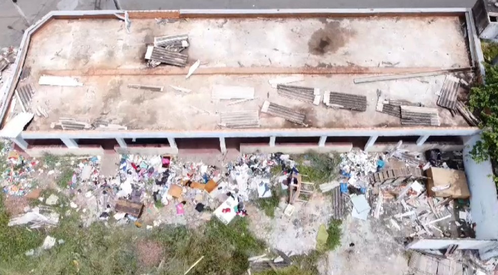Dengue: Limpeza em prédio de hospital desativado tem início no último dia do prazo em Passos, MG — Foto: Fabiano Minatto/EPTV